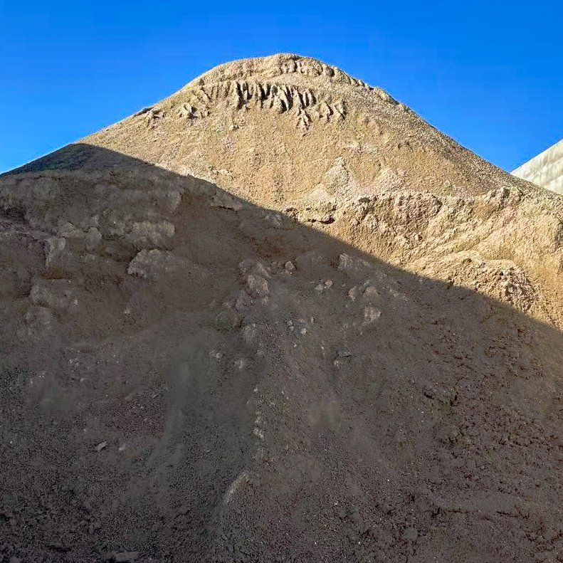 https://maxrecycling.co.nz/wp-content/uploads/2025/05/unscreened-topsoil.jpg